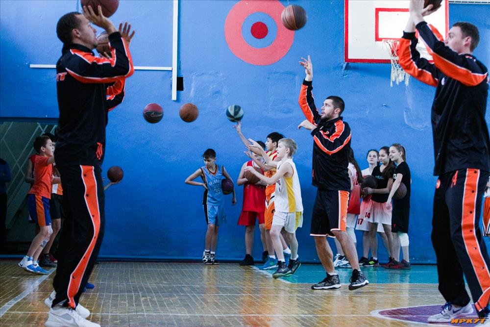 Игроки «Иркута» провели урок баскетбола для школьников